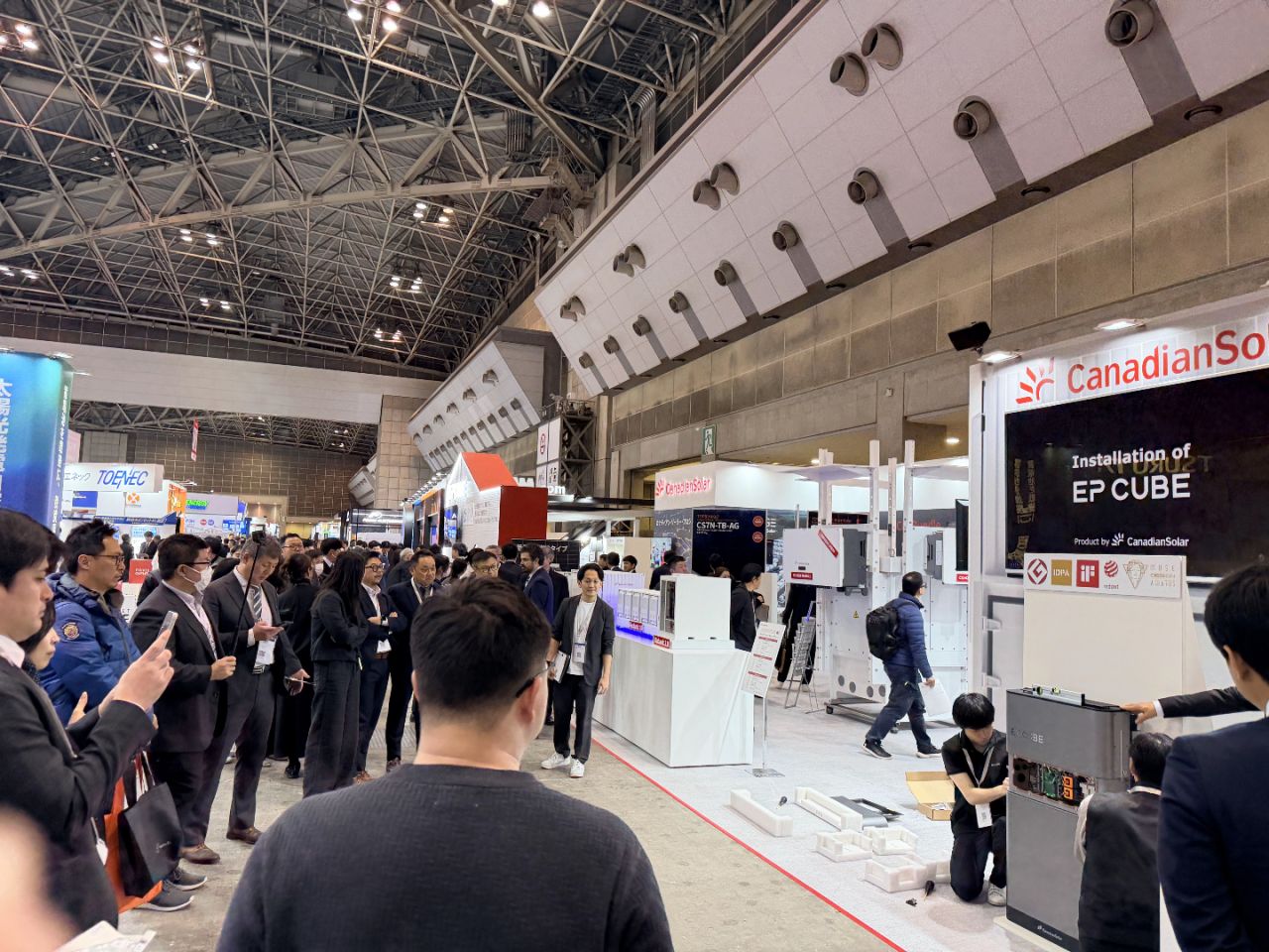 PV EXPO 2026におけるEP Cubeの設置デモンストレーション。