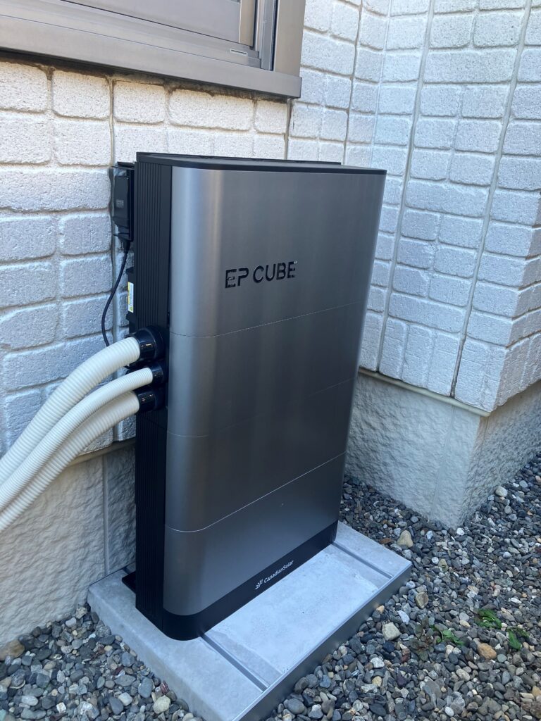 静岡県磐田市I様邸に設置された蓄電池「EP CUBE」（6.6kWh）の屋外設置例